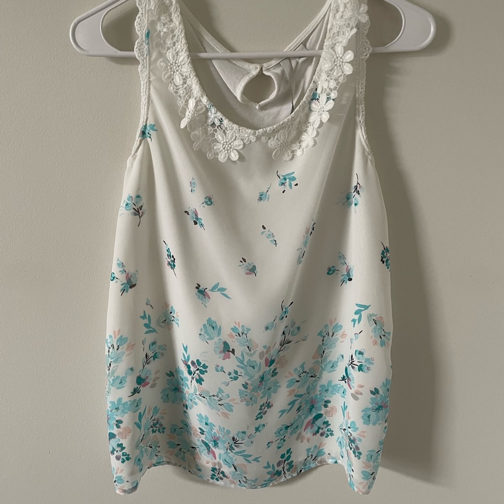 Small Lauren Conrad white flowery top!